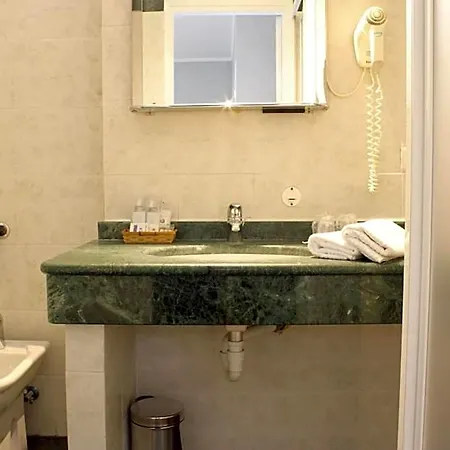 Alexandra Hotel 3*